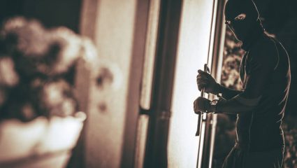 Ληστές άρπαξαν τα λεφτά που είχε κερδίσει οικογένεια στο Τζόκερ Ληστές άρπαξαν τα λεφτά που είχε κερδίσει οικογένεια στο Τζόκερ