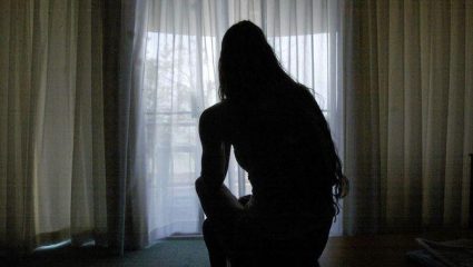 Ηλεία: Ανήλικη βιαζόταν επί τρία χρόνια από τον αδελφό και τον θείο της Ηλεία: Ανήλικη βιαζόταν επί τρία χρόνια από τον αδελφό και τον θείο της