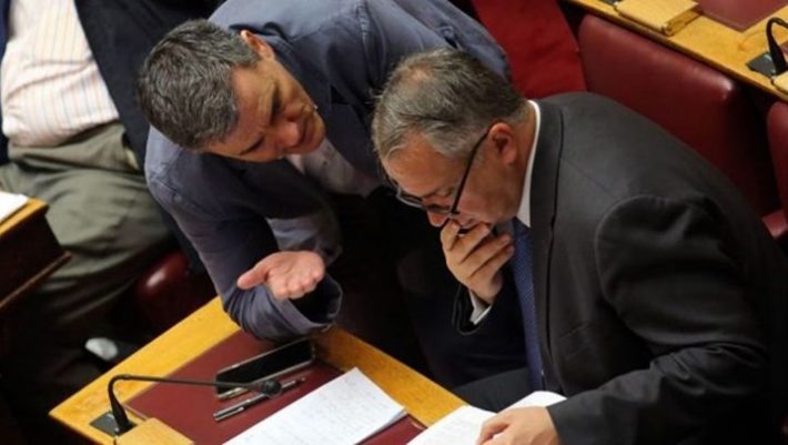 Ο Τσακαλώτος πρότεινε στον Βορίδη να τον κεράσει τρία ποτήρια ουίσκι! (ΒΙΝΤΕΟ) Ο Τσακαλώτος πρότεινε στον Βορίδη να τον κεράσει τρία ποτήρια ουίσκι! (ΒΙΝΤΕΟ)