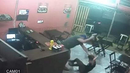 Aστυνομικός σάπισε στο ξύλο σερβιτόρα επειδή έβαλε σος στα μπέργκερ του! (ΒΙΝΤΕΟ) Aστυνομικός σάπισε στο ξύλο σερβιτόρα επειδή έβαλε σος στα μπέργκερ του! (ΒΙΝΤΕΟ)