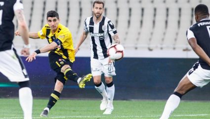 Λύθηκε το μυστήριο με τον μαυροφορεμένο άνδρα που… διέκοψε την έναρξη του ΠΑΟΚ – ΑΕΚ Λύθηκε το μυστήριο με τον μαυροφορεμένο άνδρα που… διέκοψε την έναρξη του ΠΑΟΚ – ΑΕΚ