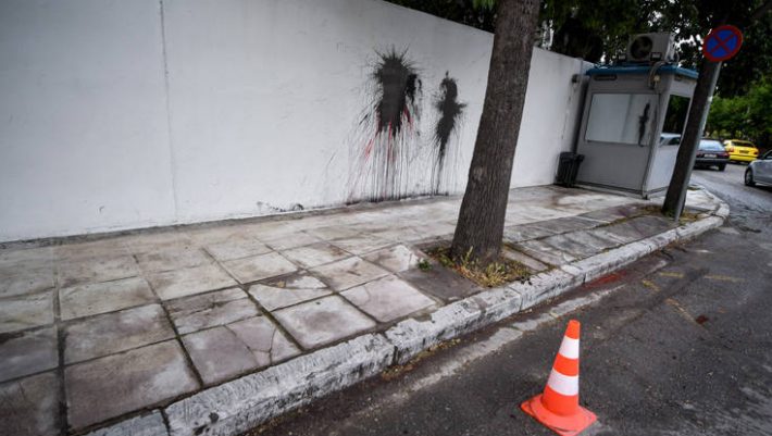 Επίθεση με μπογιές στο σπίτι του Αμερικανού πρέσβη - Ανέλαβε την ευθύνη ο Ρουβίκωνας - ΒΙΝΤΕΟ Επίθεση με μπογιές στο σπίτι του Αμερικανού πρέσβη - Ανέλαβε την ευθύνη ο Ρουβίκωνας - ΒΙΝΤΕΟ
