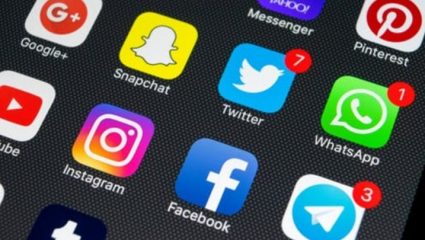Τα social media έχουν πολύ μικρή επίδραση στην ευτυχία των νέων ανθρώπων Τα social media έχουν πολύ μικρή επίδραση στην ευτυχία των νέων ανθρώπων