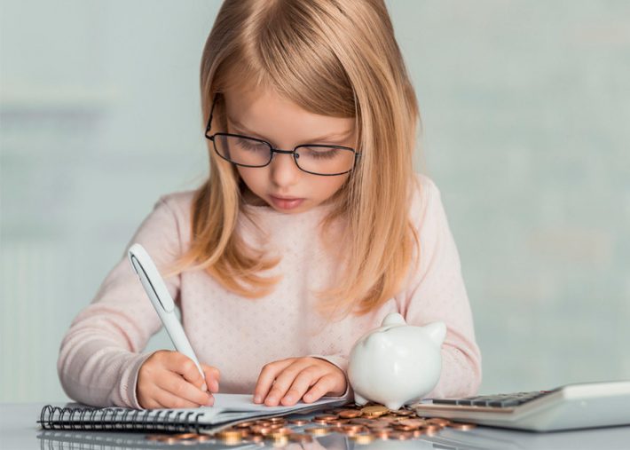 Tεσσερις τρόποι για να διδάξεις στο παιδί σου την αξία των χρημάτων