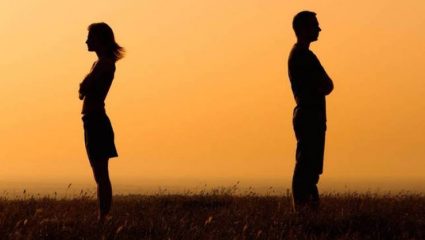 Τίτλοι τέλους για ζευγάρι της ελληνικής σόουμπιζ – Το τρίτο πρόσωπο Τίτλοι τέλους για ζευγάρι της ελληνικής σόουμπιζ – Το τρίτο πρόσωπο