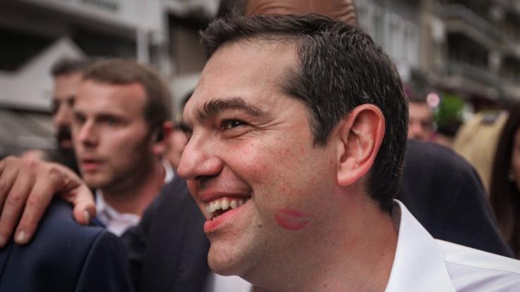 Τι συνέβη στον πρωθυπουργό; Σημάδι από κραγιόν στο μάγουλο του Τσίπρα! (ΦΩΤΟ)