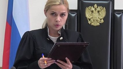 Μια γυμνόστηθη selfie «έκαψε» Ρωσίδα δικαστή Μια γυμνόστηθη selfie «έκαψε» Ρωσίδα δικαστή