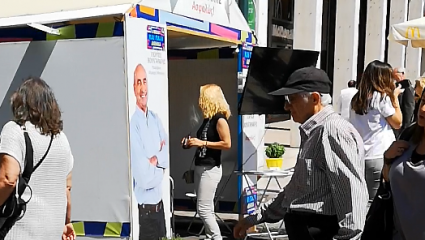 Τι επικρατεί στα προεκλογικά περίπτερα: Τα ρόδια, οι βασιλικοί, τα κουλούρια και οι… μπανιέρες (Vid) Τι επικρατεί στα προεκλογικά περίπτερα: Τα ρόδια, οι βασιλικοί, τα κουλούρια και οι… μπανιέρες (Vid)