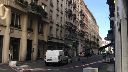 Ανθρωποκυνηγητό για τον βομβιστή με το ποδήλατο που τραυμάτισε 13 ανθρώπους στη Λιόν Ανθρωποκυνηγητό για τον βομβιστή με το ποδήλατο που τραυμάτισε 13 ανθρώπους στη Λιόν