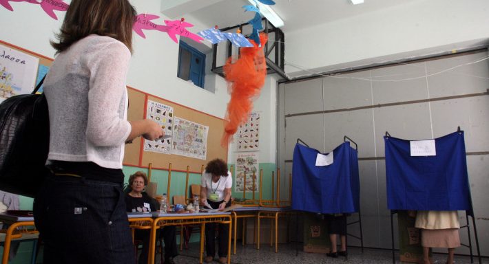 Κόρινθος: Ηλικιωμένος πέθανε την ώρα που ψήφιζε Κόρινθος: Ηλικιωμένος πέθανε την ώρα που ψήφιζε