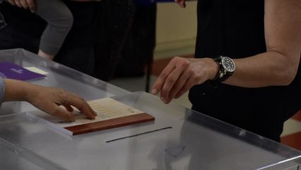 Μέλος εφορευτικής θηλάζει και αλλάζει το μωρό της μέσα στο εκλογικό τμήμα! Μέλος εφορευτικής θηλάζει και αλλάζει το μωρό της μέσα στο εκλογικό τμήμα!