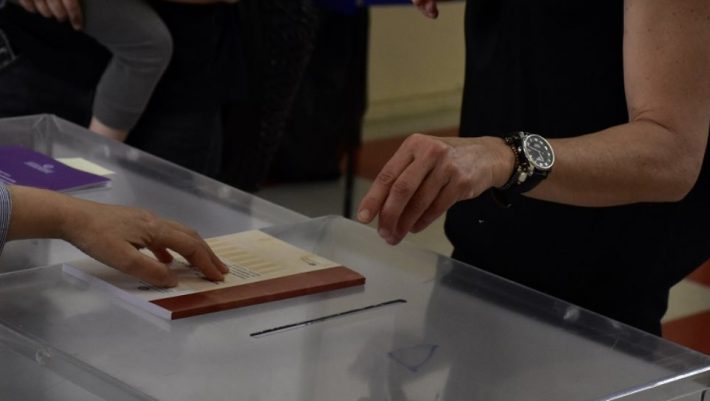 Μέλος εφορευτικής θηλάζει και αλλάζει το μωρό της μέσα στο εκλογικό τμήμα! Μέλος εφορευτικής θηλάζει και αλλάζει το μωρό της μέσα στο εκλογικό τμήμα!
