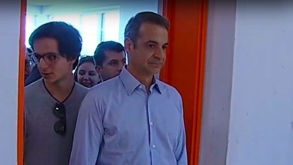 Στην κάλπη μαζί με τον γιο του ο Κ.Μητσοτάτης – Τον ρώτησε τι θα ψηφίσει (ΒΙΝΤΕΟ) Στην κάλπη μαζί με τον γιο του ο Κ.Μητσοτάτης – Τον ρώτησε τι θα ψηφίσει (ΒΙΝΤΕΟ)