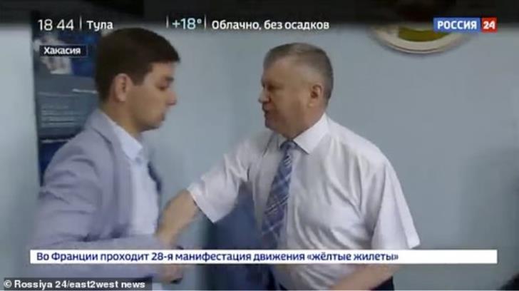 Σοκαριστικό βίντεο: Αξιωματούχος στην Ρωσία σήκωσε στον αέρα ρεπόρτερ λόγω ερωτήσεων!