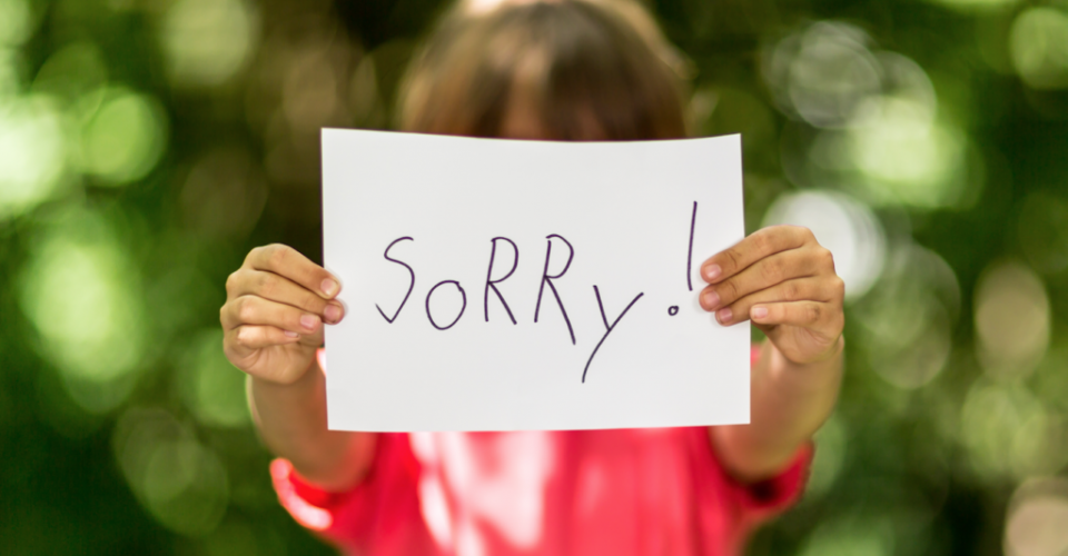 Πώς θα μάθετε στο παιδί σας να ζητά συγνώμη