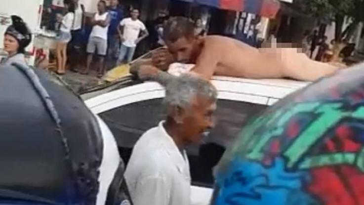 Οι απιστίες πληρώνονται: Τον περιέφερε γυμνό στους δρόμους με το αυτοκίνητο, επειδή την απάτησε (ΒΙΝΤΕΟ)