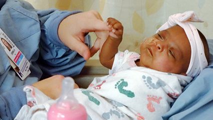 Ζύγιζε όσο ένα μήλο: Το μικρότερο νεογέννητο στον κόσμο βγήκε από το νοσοκομείο (ΒΙΝΤΕΟ) Ζύγιζε όσο ένα μήλο: Το μικρότερο νεογέννητο στον κόσμο βγήκε από το νοσοκομείο (ΒΙΝΤΕΟ)