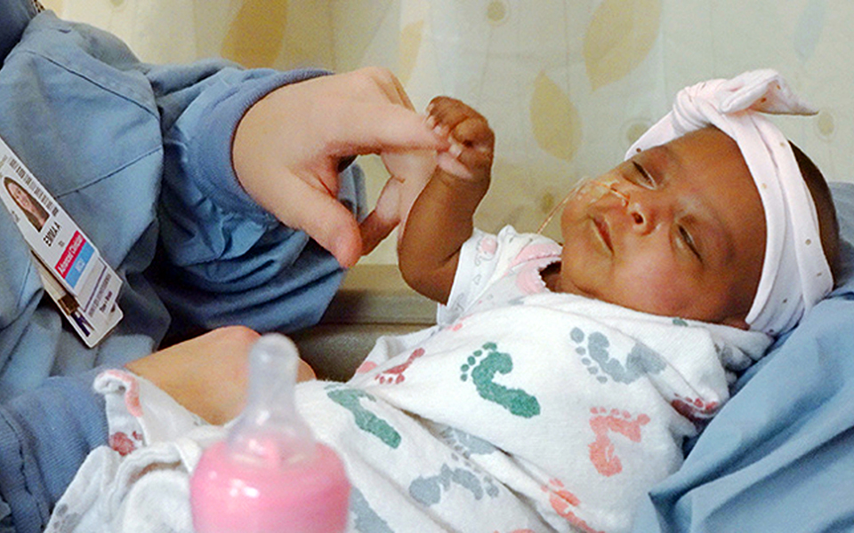 Ζύγιζε όσο ένα μήλο: Το μικρότερο νεογέννητο στον κόσμο βγήκε από το νοσοκομείο (ΒΙΝΤΕΟ)