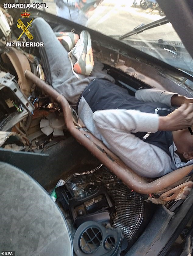 Μετανάστης κρύφτηκε στο ταμπλό αυτοκινήτου στην προσπάθειά του να φτάσει στην Ευρώπη- ΦΩΤΟ - ΒΙΝΤΕΟ