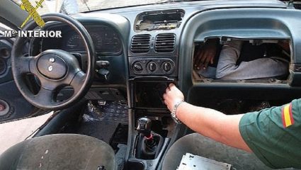 Μετανάστης κρύφτηκε στο ταμπλό αυτοκινήτου στην προσπάθειά του να φτάσει στην Ευρώπη- ΦΩΤΟ – ΒΙΝΤΕΟ Μετανάστης κρύφτηκε στο ταμπλό αυτοκινήτου στην προσπάθειά του να φτάσει στην Ευρώπη- ΦΩΤΟ – ΒΙΝΤΕΟ