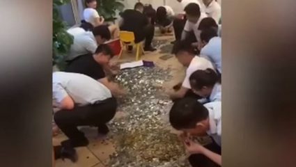 Απίθανο βίντεο: Προκαταβολή για αγορά σπιτιού με 16 κουβάδες νομίσματα! Απίθανο βίντεο: Προκαταβολή για αγορά σπιτιού με 16 κουβάδες νομίσματα!