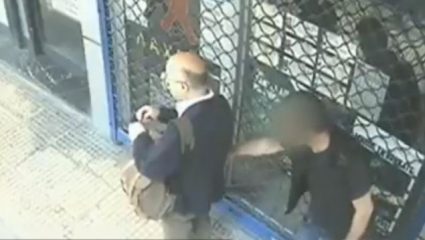 Επίδοξος πορτοφαλάς «έφαγε» χαστούκι όταν τον κατάλαβαν! (ΒΙΝΤΕΟ) Επίδοξος πορτοφαλάς «έφαγε» χαστούκι όταν τον κατάλαβαν! (ΒΙΝΤΕΟ)