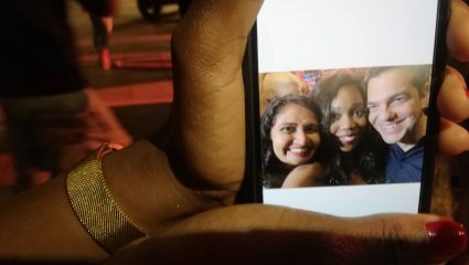 Η selfie του Αλέξη Τσίπρα με θαυμάστριες από την Σιγκαπούρη Η selfie του Αλέξη Τσίπρα με θαυμάστριες από την Σιγκαπούρη
