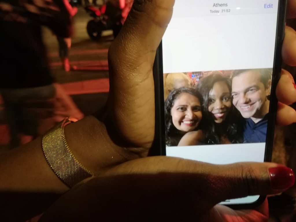 Η selfie του Αλέξη Τσίπρα με θαυμάστριες από την Σιγκαπούρη