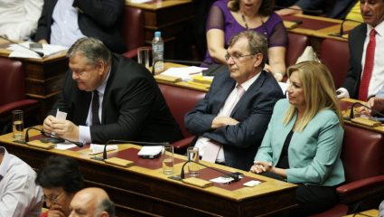 Έριξαν τώρα τους τόνους, αλλά όλοι περιμένουν όλους στη γωνία Έριξαν τώρα τους τόνους, αλλά όλοι περιμένουν όλους στη γωνία