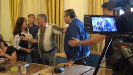Χαμός ανάμεσα στην αντιπεριφερειάρχη Πελοποννήσου και στέλεχος τηλεοπτικού σταθμού (ΒΙΝΤΕΟ) Χαμός ανάμεσα στην αντιπεριφερειάρχη Πελοποννήσου και στέλεχος τηλεοπτικού σταθμού (ΒΙΝΤΕΟ)