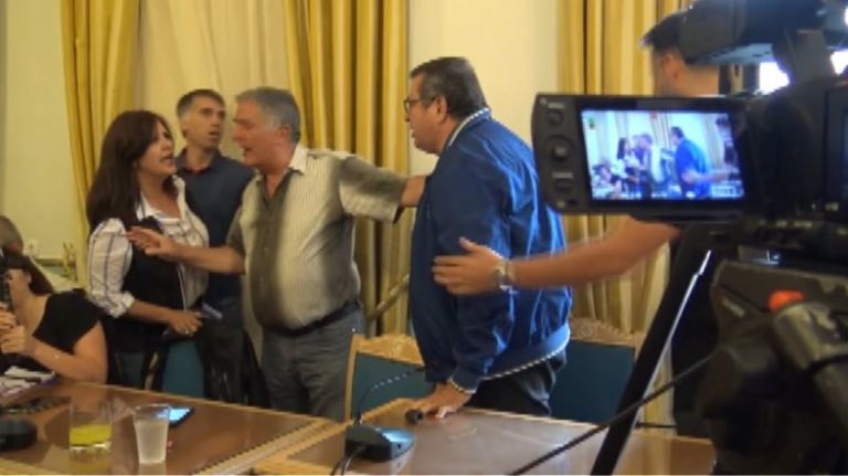 Χαμός ανάμεσα στην αντιπεριφερειάρχη Πελοποννήσου και στέλεχος τηλεοπτικού σταθμού (ΒΙΝΤΕΟ)