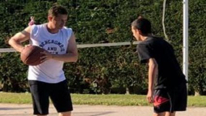 Ο Αντώνης Σρόιτερ σε ρόλο …προπονητή μπάσκετ Ο Αντώνης Σρόιτερ σε ρόλο …προπονητή μπάσκετ