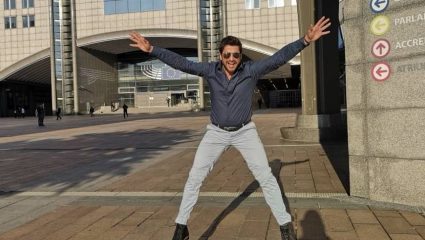 Ο Γεωργούλης χοροπηδάει έξω από το ευρωκοινοβούλιο Ο Γεωργούλης χοροπηδάει έξω από το ευρωκοινοβούλιο