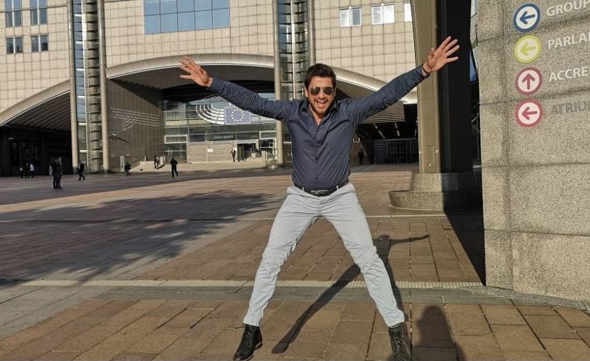 Ο Γεωργούλης χοροπηδάει έξω από το ευρωκοινοβούλιο