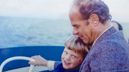 H σπάνια φωτογραφία του Κώστα Καραμανλή με τον πατέρα του H σπάνια φωτογραφία του Κώστα Καραμανλή με τον πατέρα του