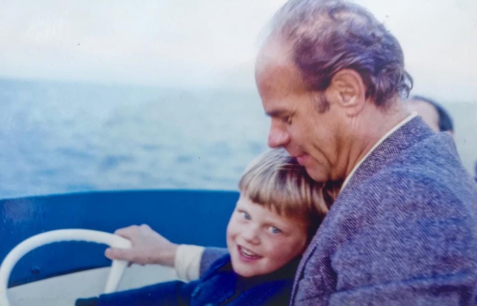 H σπάνια φωτογραφία του Κώστα Καραμανλή με τον πατέρα του