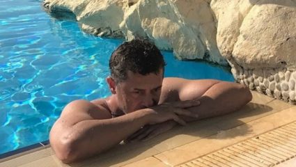 Tις παραλίες ονειρεύεται ο Αντώνης Σρόιτερ Tις παραλίες ονειρεύεται ο Αντώνης Σρόιτερ