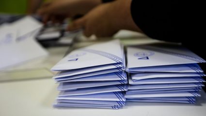 Νέα δημοσκόπηση: Προβάδισμα εννέα μονάδων για τη ΝΔ έναντι του ΣΥΡΙΖΑ Νέα δημοσκόπηση: Προβάδισμα εννέα μονάδων για τη ΝΔ έναντι του ΣΥΡΙΖΑ