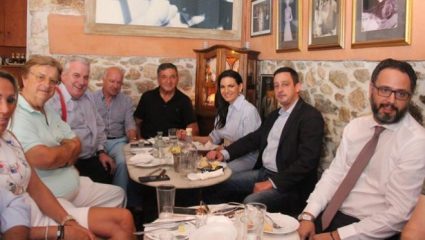 Η ρακή της Όλγας Κεφαλογιάννη με τον “φύλακα άγγελο” του Κωνσταντίνου Μητσοτάκη Η ρακή της Όλγας Κεφαλογιάννη με τον “φύλακα άγγελο” του Κωνσταντίνου Μητσοτάκη
