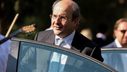 Χατζηδάκης: Όποιος έχει διάσημο πατέρα ξεκινάει ευκολότερα στην πολιτική Χατζηδάκης: Όποιος έχει διάσημο πατέρα ξεκινάει ευκολότερα στην πολιτική