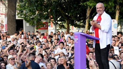 Δεν υπάρχει: Ο Ράμα ψήφισε με ένα μοναδικό ντύσιμο! (ΦΩΤΟ) Δεν υπάρχει: Ο Ράμα ψήφισε με ένα μοναδικό ντύσιμο! (ΦΩΤΟ)