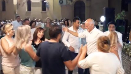 Ξέδωσε σε πανηγύρι ο Γιώργος Παπανδρέου – ΒΙΝΤΕΟ Ξέδωσε σε πανηγύρι ο Γιώργος Παπανδρέου – ΒΙΝΤΕΟ
