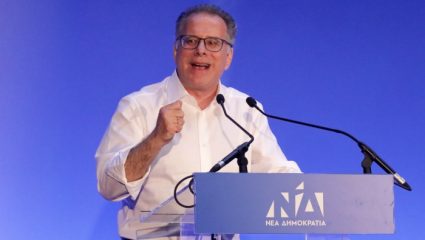 Τι κάνει ο Κουμουτσάκος στην πρεσβεία; Τι κάνει ο Κουμουτσάκος στην πρεσβεία;