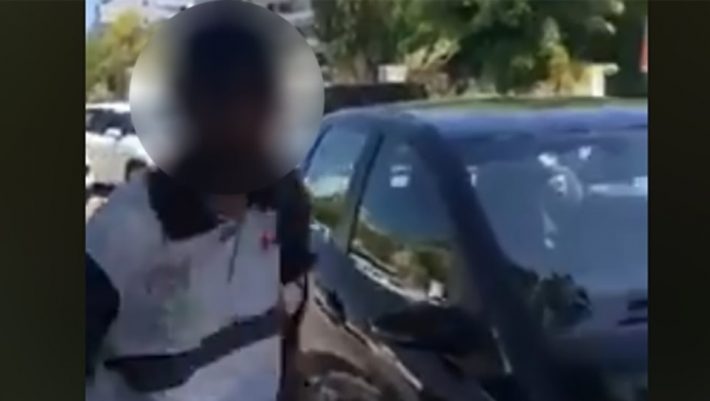Σοκαριστικό βίντεο: Επίθεση σε οικογένεια τουριστών στο κέντρο των Χανίων! Σοκαριστικό βίντεο: Επίθεση σε οικογένεια τουριστών στο κέντρο των Χανίων!