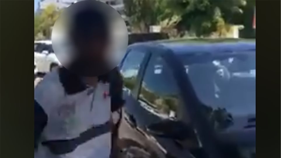 Σοκαριστικό βίντεο: Επίθεση σε οικογένεια τουριστών στο κέντρο των Χανίων!