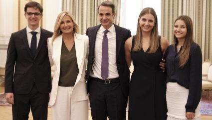 Οικογενειακή απόδραση στην Τήνο ο Κυριάκος Μητσοτάκης Οικογενειακή απόδραση στην Τήνο ο Κυριάκος Μητσοτάκης