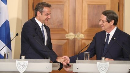 Συμβολικό δώρο Μητσοτάκη σε Αναστασιάδη Συμβολικό δώρο Μητσοτάκη σε Αναστασιάδη