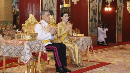 Ταϊλάνδη: Ο βασιλιάς παρουσίασε την εντυπωσιακή ερωμένη του, στη σύζυγό του Ταϊλάνδη: Ο βασιλιάς παρουσίασε την εντυπωσιακή ερωμένη του, στη σύζυγό του