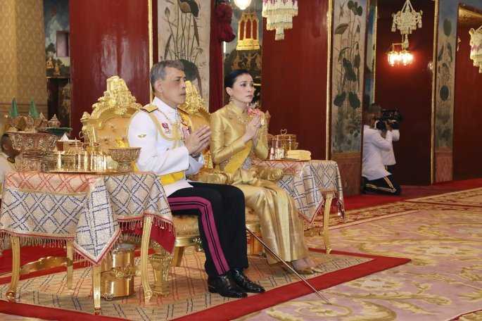 Ταϊλάνδη: Ο βασιλιάς παρουσίασε την εντυπωσιακή ερωμένη του, στη σύζυγό του