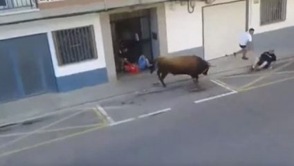Βίντεο – ΣΟΚ: Νεκρός μετά από επίθεση ταύρου στην Ισπανία Βίντεο – ΣΟΚ: Νεκρός μετά από επίθεση ταύρου στην Ισπανία
